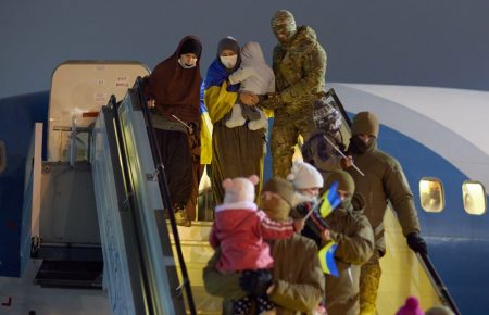 В новогоднюю ночь в Украину вернулись 9 человек, которые находились в лагерях для беженцев в Сирии