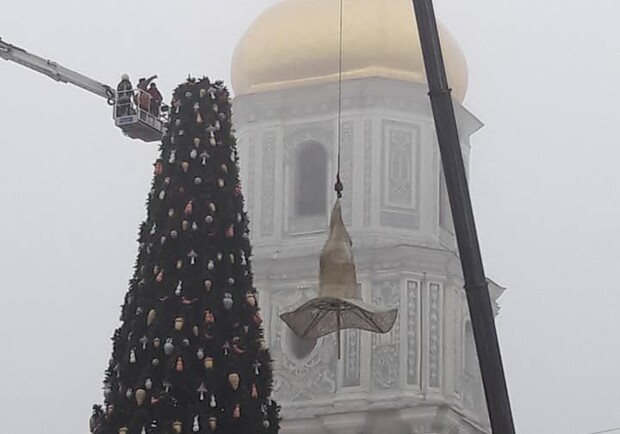 Шляпу, которая «не прижилась» на главной елке страны, установили возле Киевской Школы Экономики (фото)