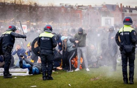 У Нідерландах тривають протести проти карантину: люди підпалюють автівки, поліція застосовує водомети