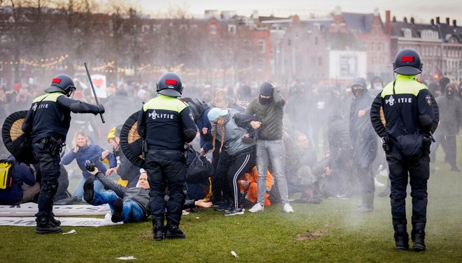 У Нідерландах тривають протести проти карантину: люди підпалюють автівки, поліція застосовує водомети