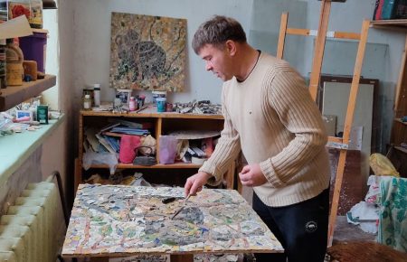 Черкаський художник виготовляє мозаїки з уламків посуду із затоплених сіл, які виносить на берег Дніпро