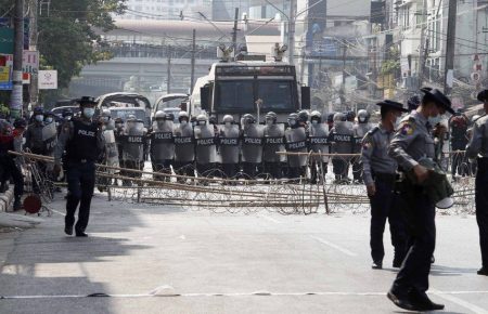 У М'янмі протестувальники підпалили китайський завод