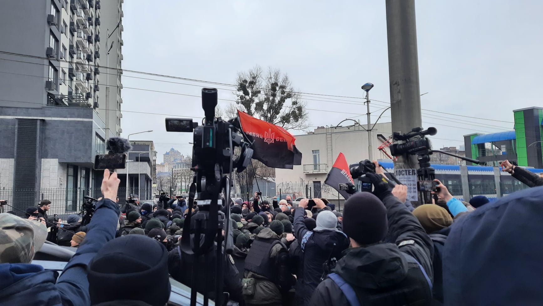 Під телеканалами «НАШ» та «Інтер» збираються протестувальники: вимагають закрити канали