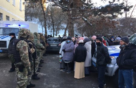 Ранкові обшуки у кримських татар: суд арештував трьох затриманих активістів