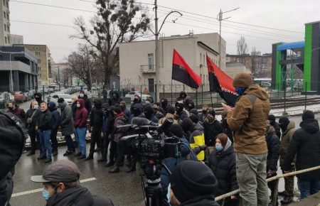 У Києві протестують під будівлею телеканалу «НАШ»