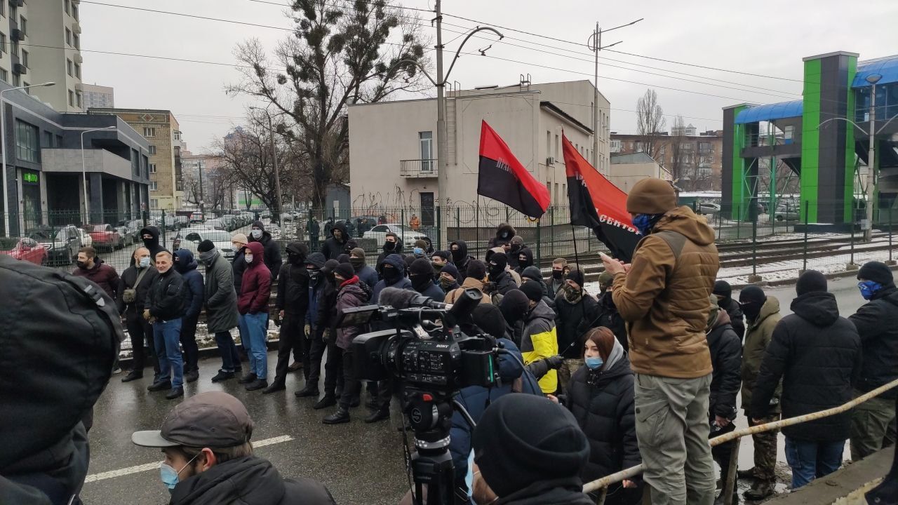 У Києві протестують під будівлею телеканалу «НАШ»