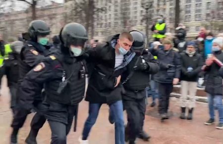 У Росії на акціях після вироку Навальному почалися затримання