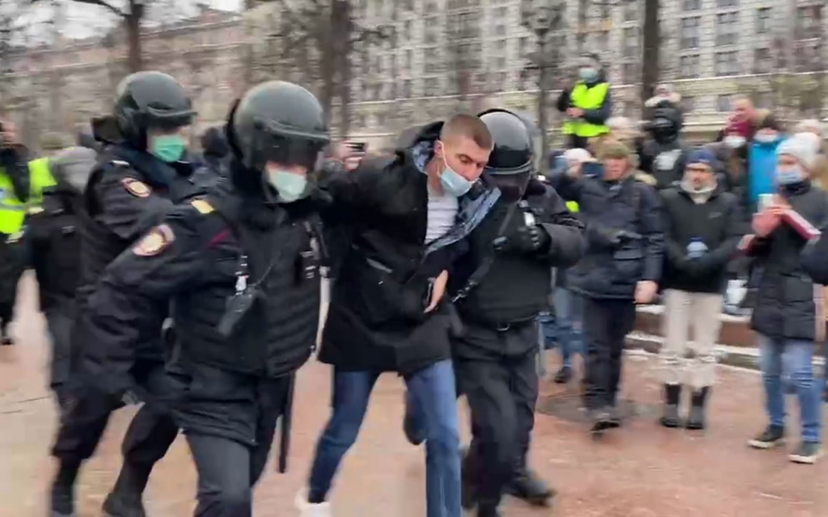 У Росії на акціях після вироку Навальному почалися затримання