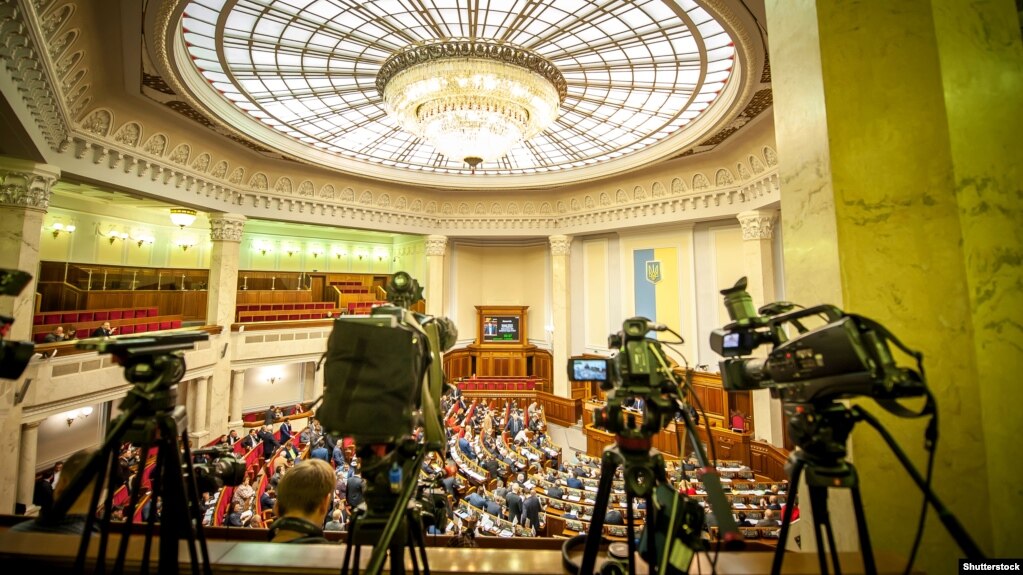 Журналістів «112-Україна», NewsOne і ZIK позбавили акредитації у Раді — нардеп