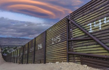 Байден розпорядився зупинити будівництво стіни на кордоні з Мексикою