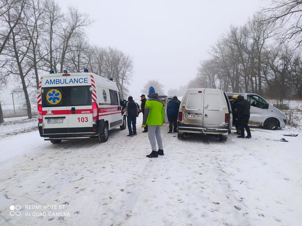 ДТП на Тернопільщині: легковик зіткнувся з мікроавтобусом, семеро постраждалих