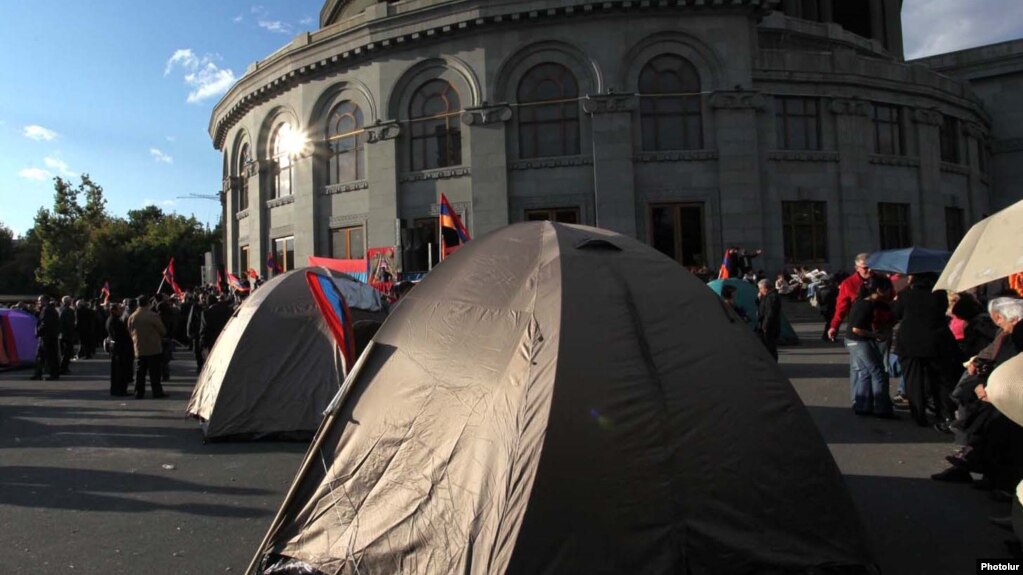Люди настроены решительно, ставят палатки и планируют ночевать под парламентом — политолог о событиях в Армении