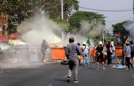 «Гумові кулі та сльозогінний газ» — у М'янмі тривають сутички між протестувальниками та поліцією