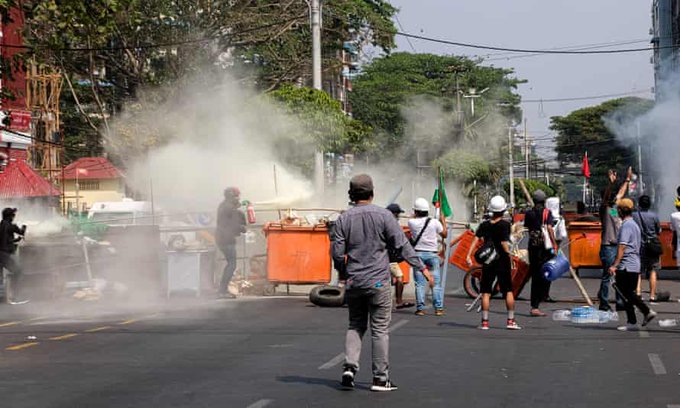 «Гумові кулі та сльозогінний газ» — у М'янмі тривають сутички між протестувальниками та поліцією