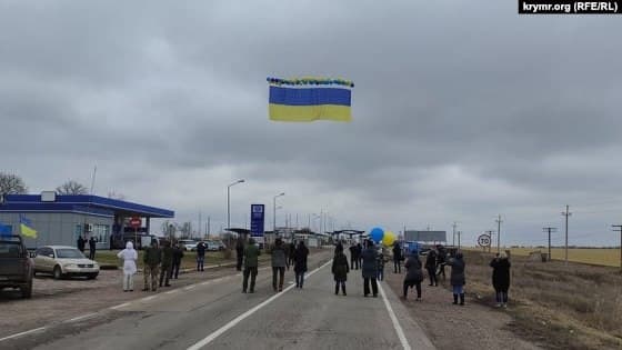 Активісти запустили у бік окупованого Криму прапор України з посланнями для кримчан