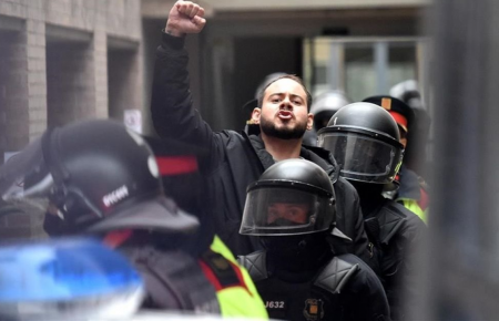 Тисячі протестувальників в Іспанії вимагають звільнити репера Пабло Хаселя: він у піснях критикував владу