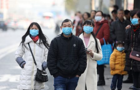 В Китае большинство носит маски на улице, хотя правила этого не предусматривают — журналист