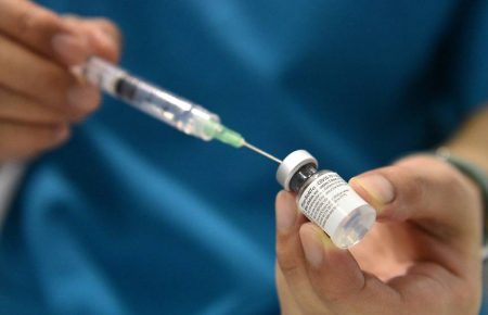 У Сінгапурі медику помилково ввели п'ятикратну дозу вакцини Pfizer: ускладнень у нього не виявили