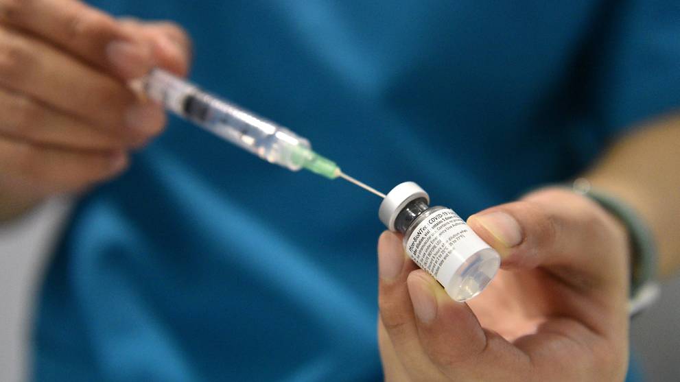 У Сінгапурі медику помилково ввели п'ятикратну дозу вакцини Pfizer: ускладнень у нього не виявили
