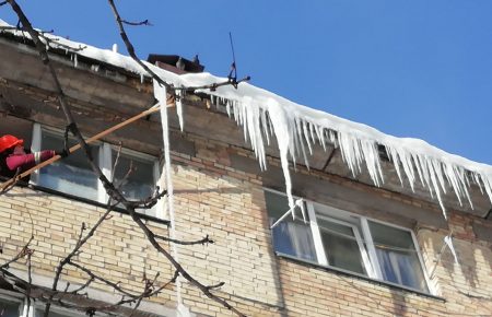 В Киеве 21 бригада альпинистов очищает кровли зданий от сосулек (фото)