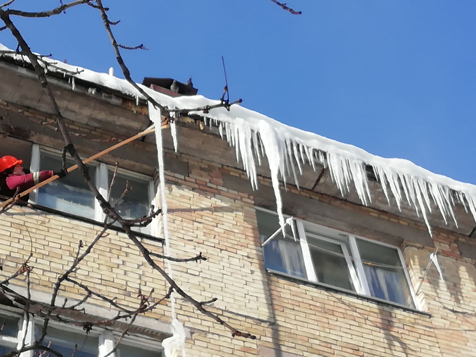 В Киеве 21 бригада альпинистов очищает кровли зданий от сосулек (фото)