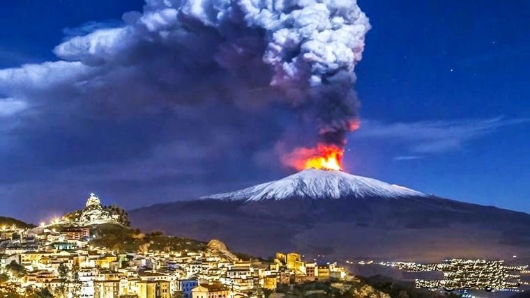 В Италии проснулся вулкан Этна (видео)
