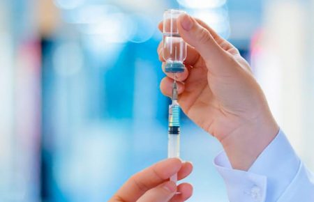 В Чехии сообщили о случаях смерти после вакцинации от COVID-19, у 729 пациентов — осложнения