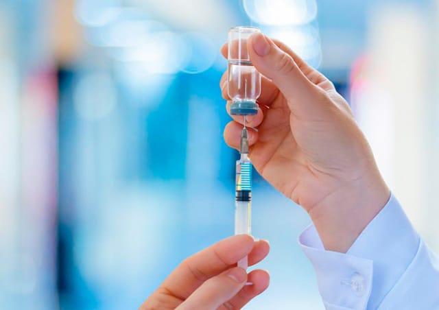 В Чехии сообщили о случаях смерти после вакцинации от COVID-19, у 729 пациентов — осложнения