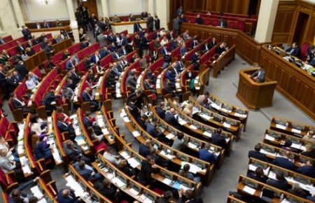 Парламент принял закон о конкурсе на госслужбу с поправками президента