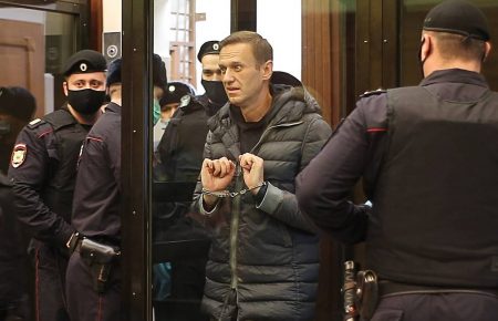 Суд приговорил Навального к реальному тюремному сроку