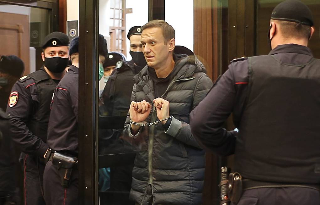 Суд приговорил Навального к реальному тюремному сроку