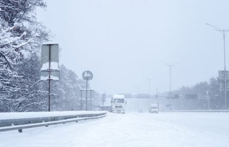 В Киеве из-за снегопада с 15:00 временно ограничат въезд крупногабаритного транспорта — КГГА