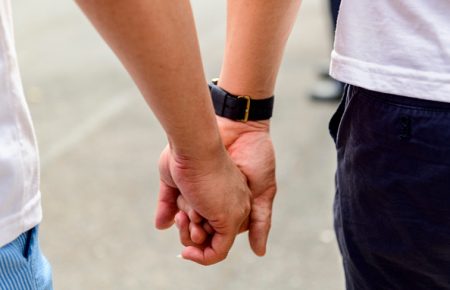 «Для держави ми просто двоє чоловіків, ми не згодні з цим»: ЄСПЛ почав розгляд скарги щодо одностатевих шлюбів в Україні