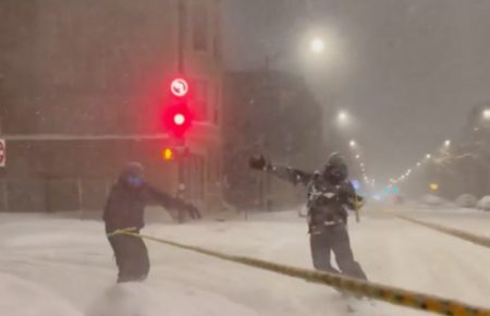 В Украинском селе в заснеженном Чикаго сноубордисты устроили катания на улице (видео) 