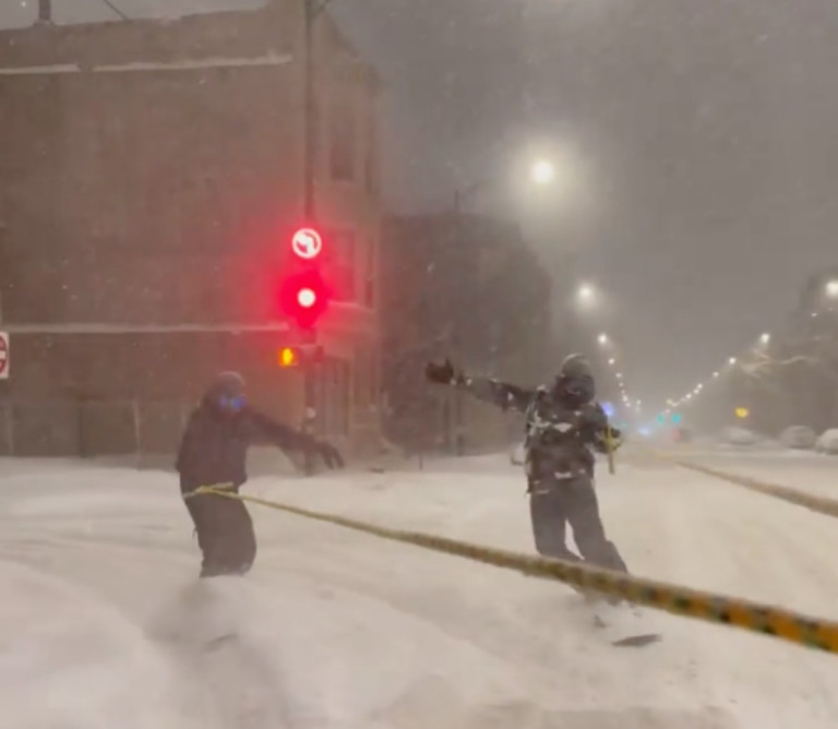 В Украинском селе в заснеженном Чикаго сноубордисты устроили катания на улице (видео) 