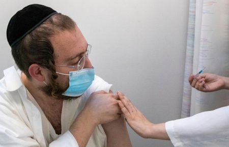 Без аналізів та медогляду: лікар з Ізраїлю розповів, як проходить вакцинація від COVID-19
