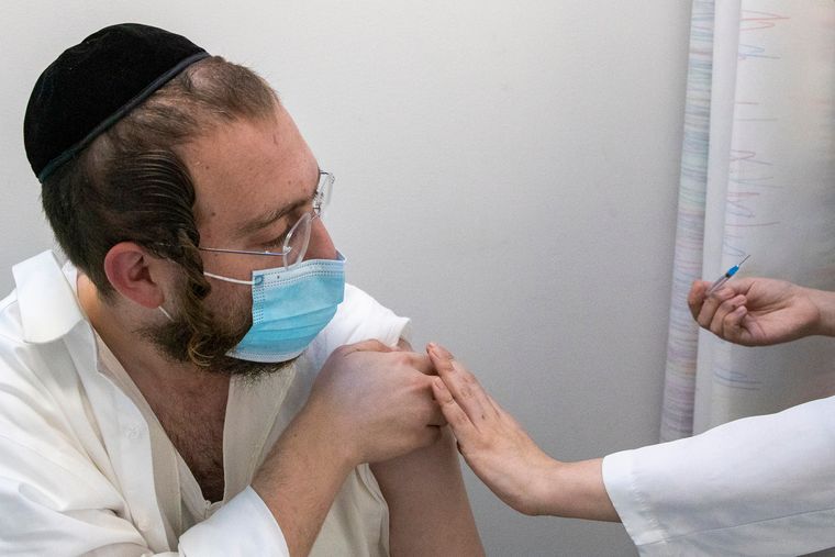 Без аналізів та медогляду: лікар з Ізраїлю розповів, як проходить вакцинація від COVID-19