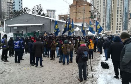В центре Киева Нацкорпус окружил базу с людьми, которые якобы пришли поддержать заблокированные «каналы Медведчука» (фото)