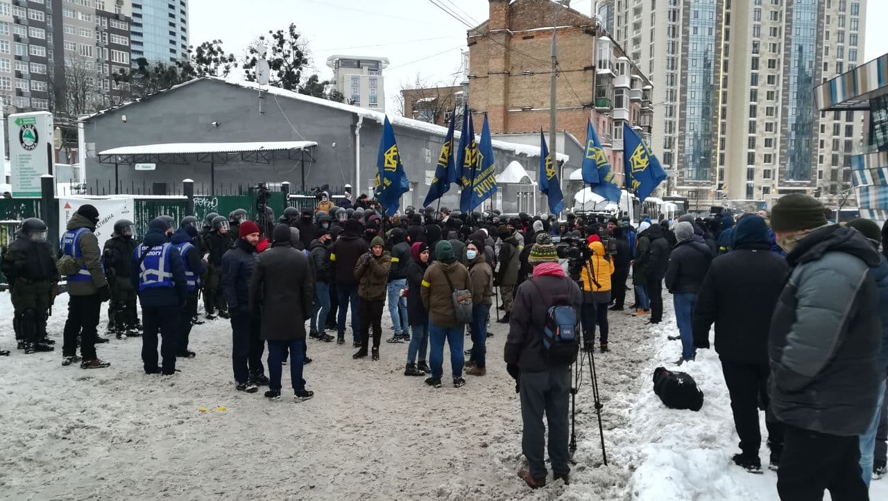 У центрі Києва Нацкорпус оточив базу з людьми, яких вони називають «бойовиками»