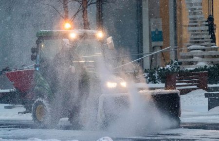 У Київ через снігопад заборонили в’їзд вантажівок
