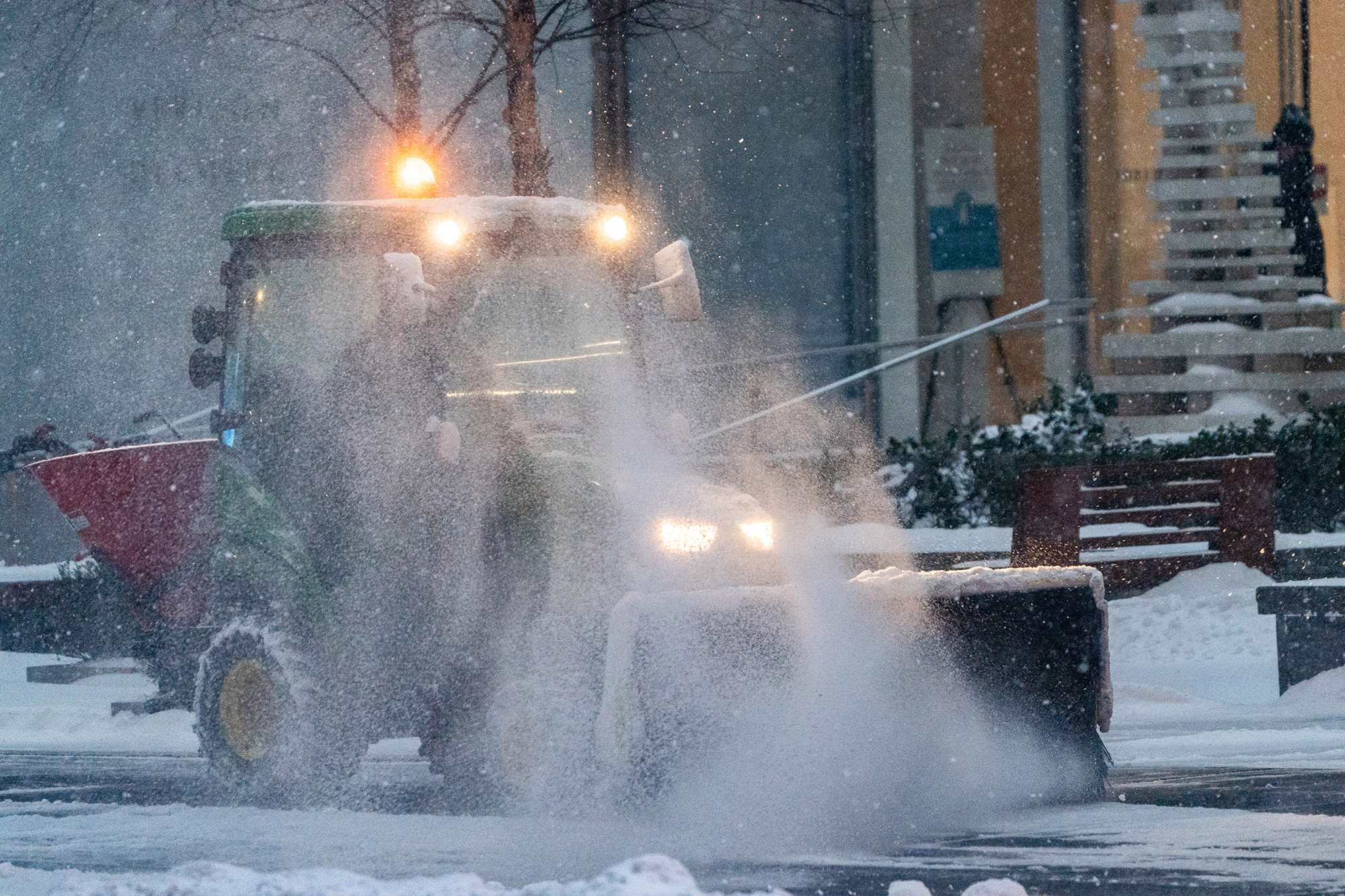 Київ засипає снігом, водіїв просять не виїжджати без потреби