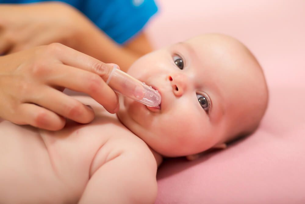 Найкращий подарунок малюку з нагоди появи першого зуба – це щітка з пастою – педіатриня