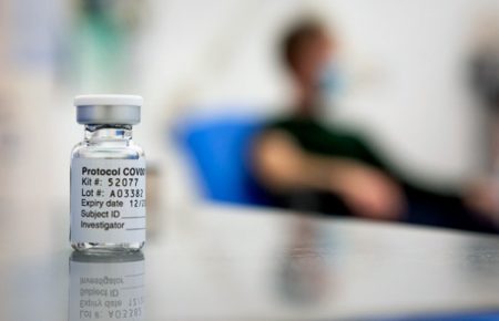 Зеленский подписал закон об освобождении производителей вакцин против COVID-19 от ответственности за негативные последствия от прививки