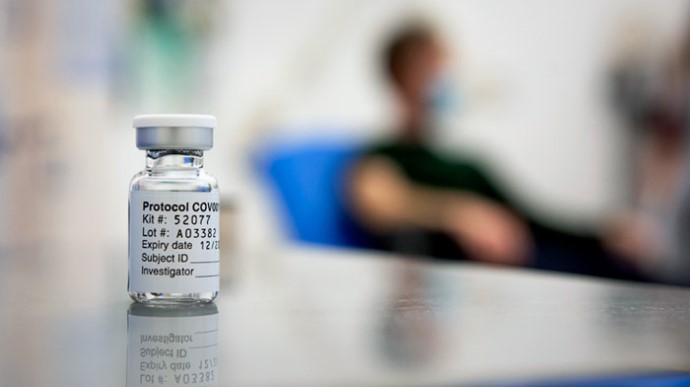 Зеленський підписав закон про звільнення виробників вакцин проти COVID-19 від відповідальності за негативні наслідки від щеплення