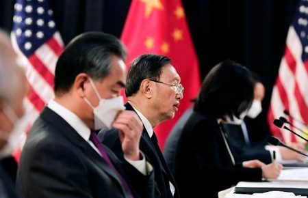 Дипломати Китаю та США обмінялися гострою критикою на перших очних переговорах