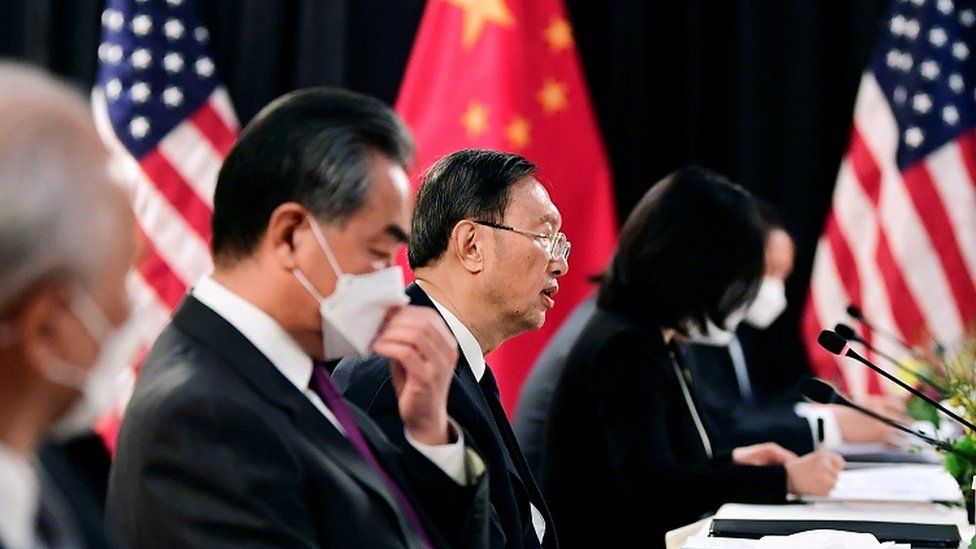 Дипломати Китаю та США обмінялися гострою критикою на перших очних переговорах