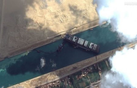 Єгипет починає розслідування щодо блокування Суецького каналу контейнеровозом