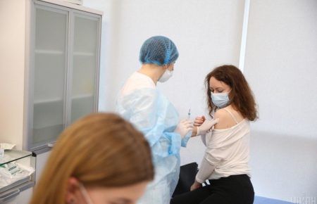 В Україні першу дозу вакцини від COVID-19 отримали ще 9 832 людини