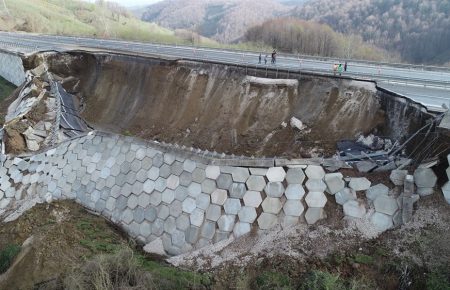 У Туреччині обвалилася 85-метрова ділянка шосе (ФОТО)