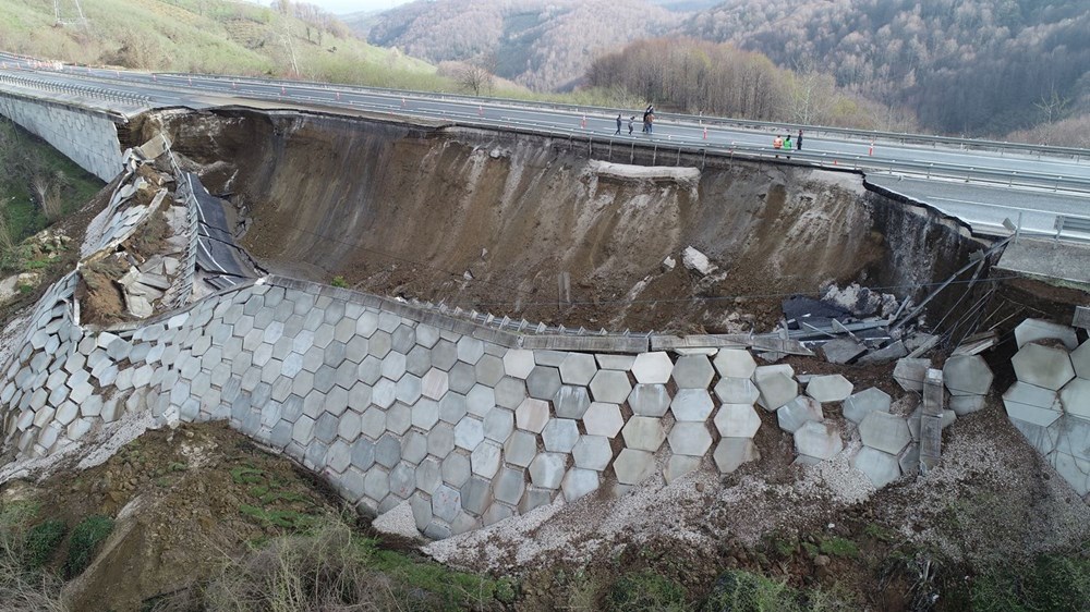 У Туреччині обвалилася 85-метрова ділянка шосе (ФОТО)